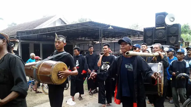 Nama Dongkrek berdasarkan suara musik pengiringnya.