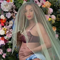 Kabar bahagia datang dari penyanyi papan atas, Beyonce. Lewat unggahan foto di Instagram, Beyonce mengabarkan bahwa dirinya tengah berbadan dua. Hal ini tentu saja menjadi kabar gembira untuknya dan Jay Z, sang suami. (Instagram/beyonce)