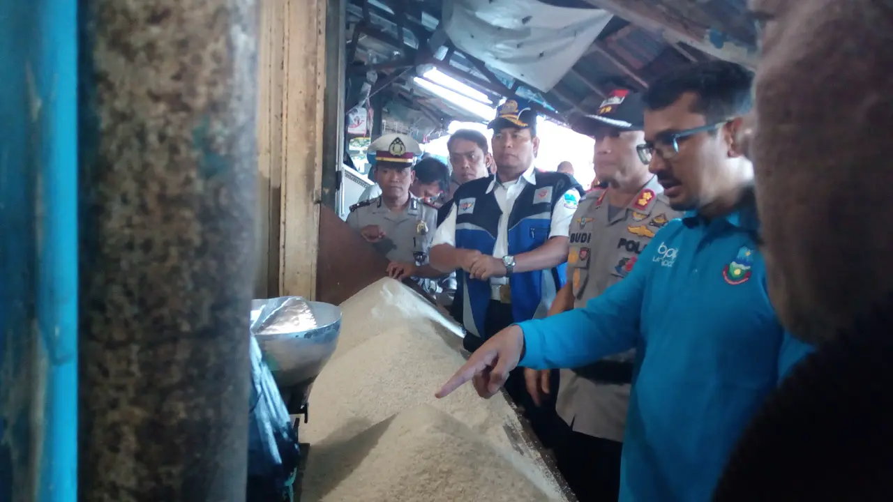 Wakil Bupati Garut Helmi Budiman dan Kapolres Garut AKBP Budi Satria Wiguna langsung memimpin jalannya sidak bahan pokok di pasar Induk Ciawitali Garut