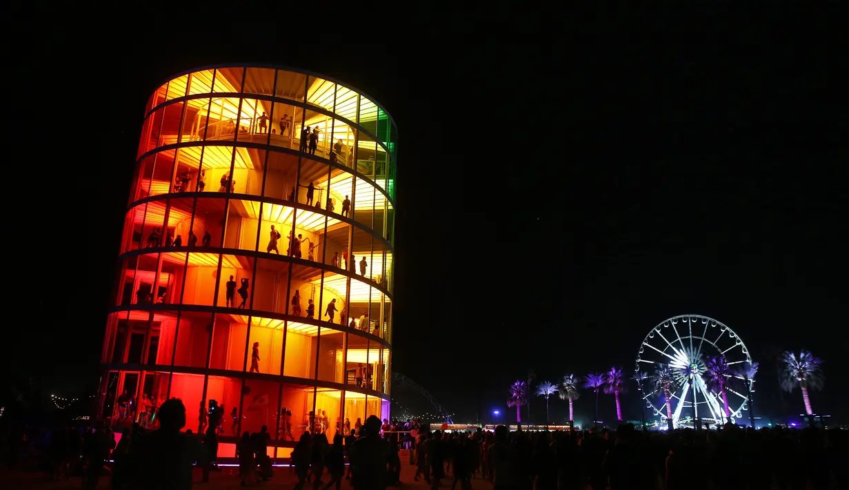 Instalasi cahaya 'Spectra' selama peryaaan Festival Musik dan Seni Coachella di Indio, California, Amerika Serikat, Minggu (15/4). (Rich Fury/Getty Images for Coachella/AFP)
