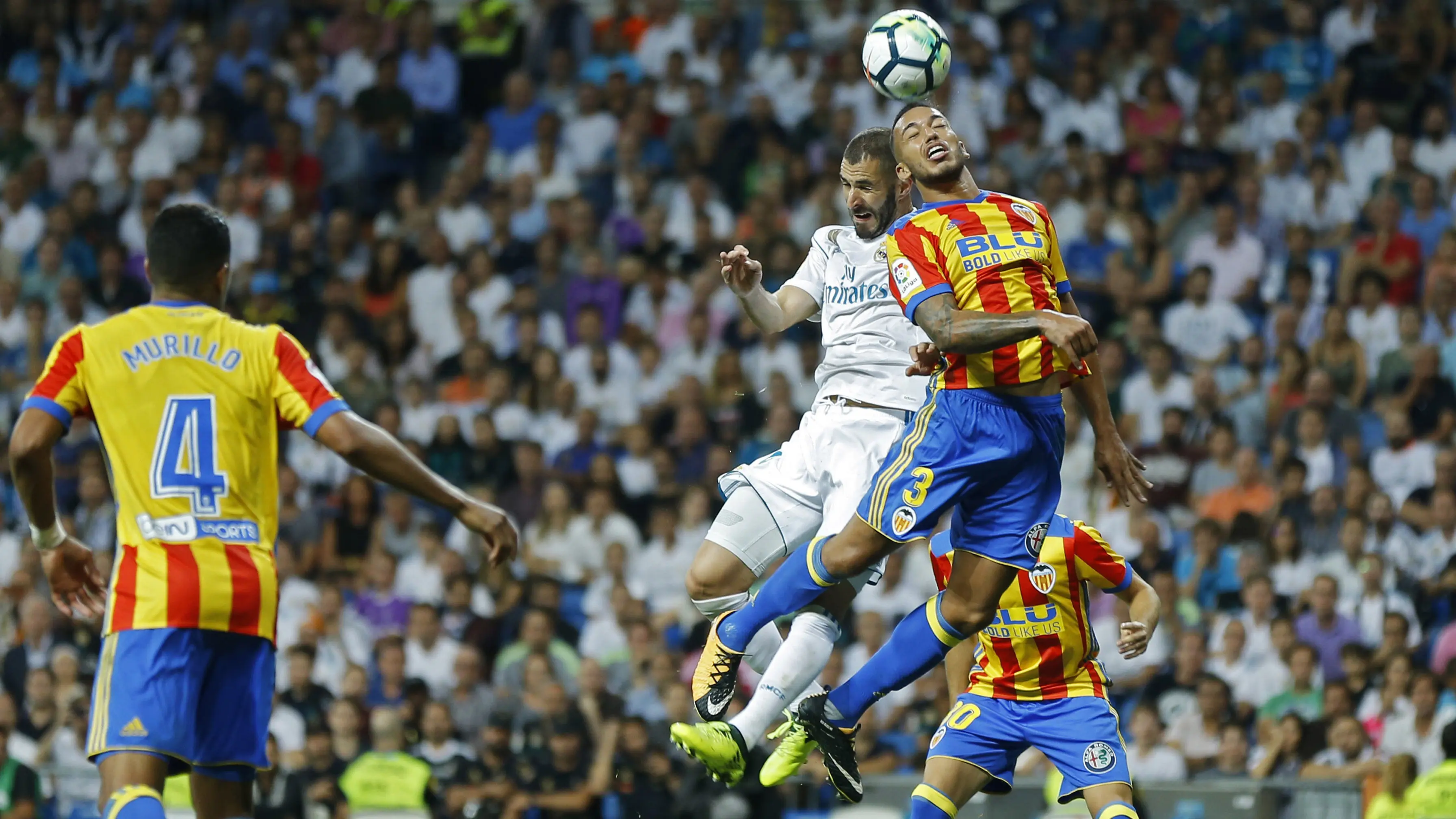 Karim Benzema dianggap tidak menunjukkan permainan efektif saat Real Madrid bertanding melawan Valencia. (AP/Francisco Seco)