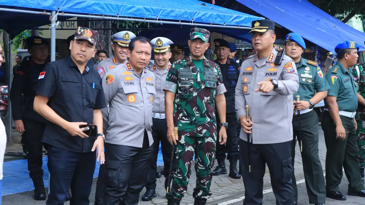 Kapolda Jawa Timur Irjen Pol Tono Harmanto, usai melakukan pengecekan GOR Delta Sidoarjo. (Dian Kurniawan/Liputan6.com)
