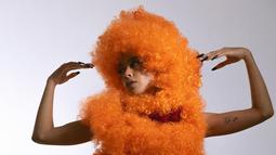 Kali ini, pelantun lagu Kala Senja tersebut tampil nyentrik dengan outfit berbulu warna oranye mencolok. Penampilan Eva Celia  yang berbeda dari biasanya pun sukses bikin pangling.(Liputan6.com/IG/@evacelia)