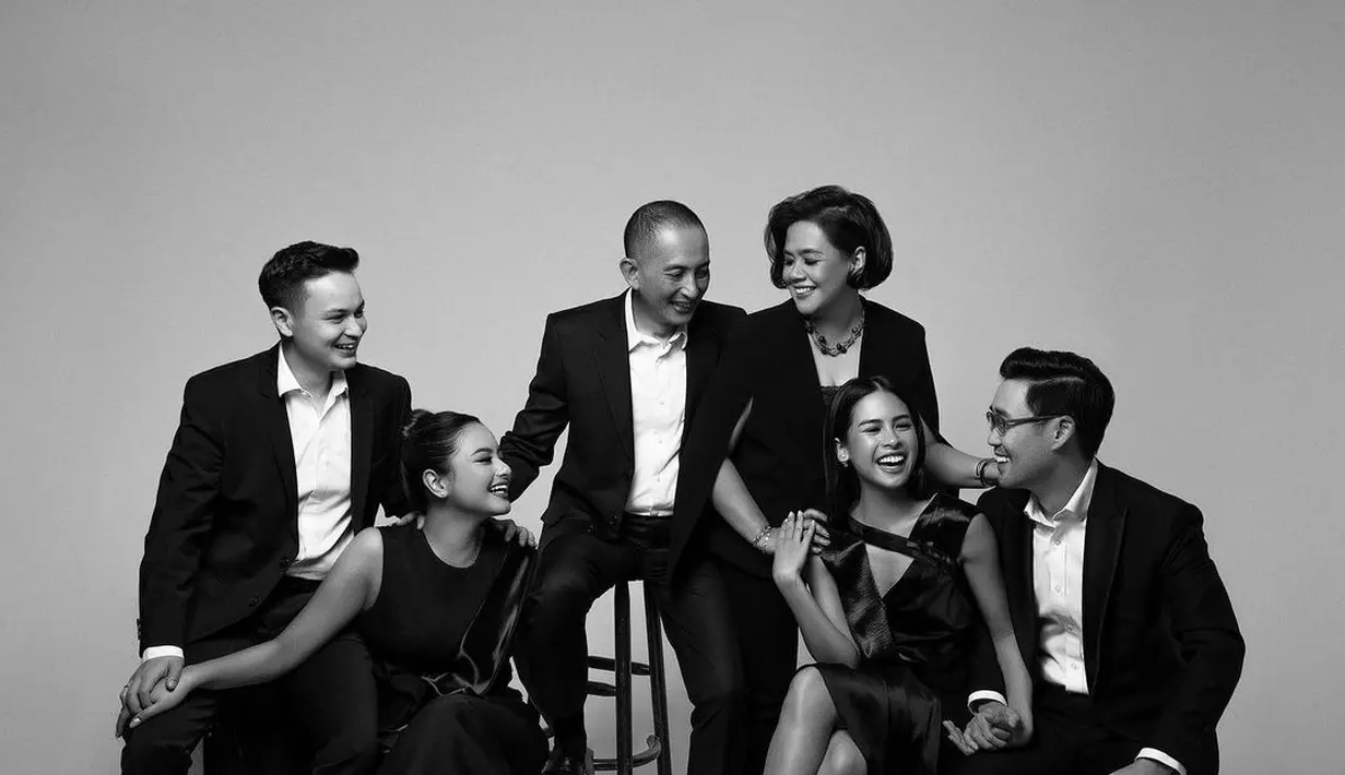 Sementara Papa Didit, Jesse, dan Tavan kompak pakai kemeja putih dan setelan jas hitam.  [Foto: IG/maudyayunda].