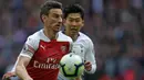 Bek Arsenal, Laurent Koscielny, berusaha melewati striker Tottenham, Son Heung-Min, pada laga Premier League di Stadion Wembley, London, Sabtu (2/3). Kedua klub bermain imbang 1-1. (AFP/Daniel Leal-Olivas)