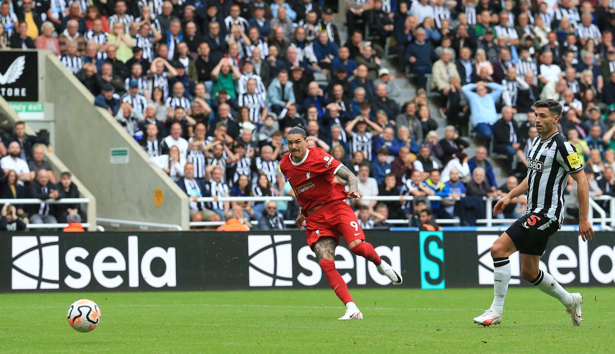 Darwin Nunez (kiri), yang baru bermain di menit ke-77 berhasil mencetak gol penyeimbang ke gawang Newcastle United setelah mengelabui Fabian Schar (kanan). (AFP/Lindsey Parnaby)