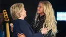 Penyanyi Beyonce memberi dukungannya terhadap Hillary Clinton dalam konser kampanye di Cleveland, Ohio, Jumat (4/11). Beyonce dan suaminya, Jay Z menggelar konser bagi Hillary untuk meraih suara pemilih muda berkulit hitam di Ohio. (AP Photo/Matt Rourke)