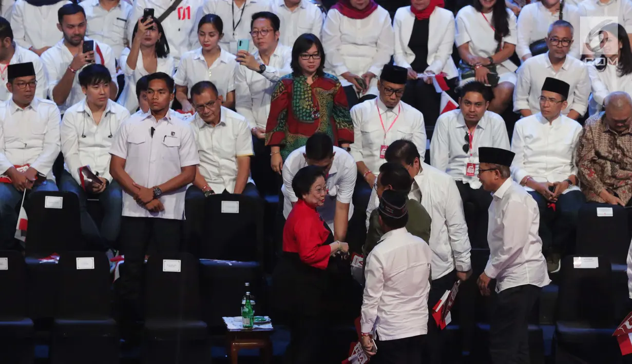 Ketua Umum PDI-P, Megawati Soekarnoputri (tengah) saat tiba di panggung kehormatan untuk menyaksikan pidato Visi Indonesia yang akan disampaikan Presiden/Wakil Presiden terpilih 2019-2024, Joko Widodo dan KH Ma’ruf Amin di SICC, Kab Bogor, Minggu (14/7/2019). (Liputan6.com/Helmi Fithriansyah)