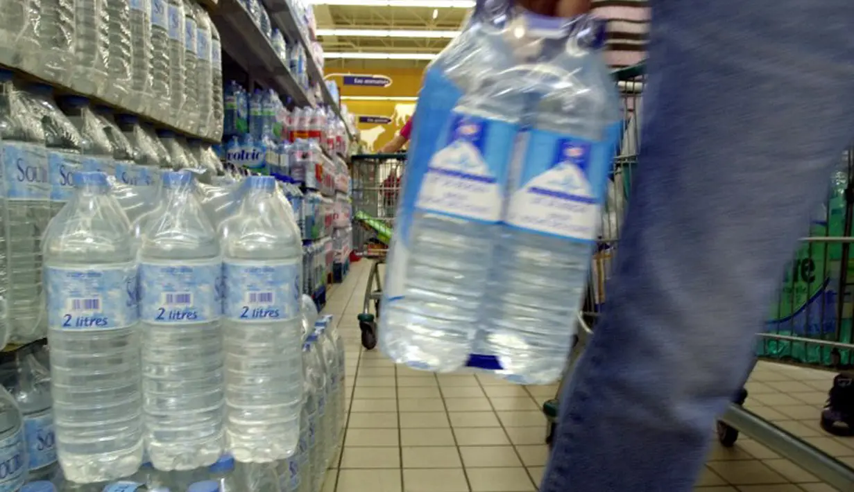 Kekurangan air merupakan salah satu penyebab timbulnya sakit kepala. Untuk itu usahakan cukup minum saat Anda berada di kantor. (MYCHELE DANIAU / AFP)