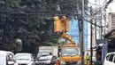 Penertiban kabel semrawut tersebut dilakukan agar tidak membahayakan warga sekitar yang sedang beraktivitas. (Liputan6.com/Angga Yuniar)