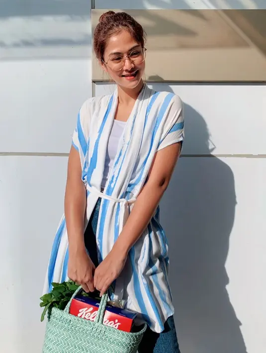 Gaya kasual seakan sudah jadi andalan Hana Saraswati. Seperti saat sedang belanja, pemain sinetron Buku Harian Seorang Istri ini tampil stylish dengan luaran motif stripe biru putih yang dipadukan dengan tanktop.(Liputan6.com/IG/@hanahaho)