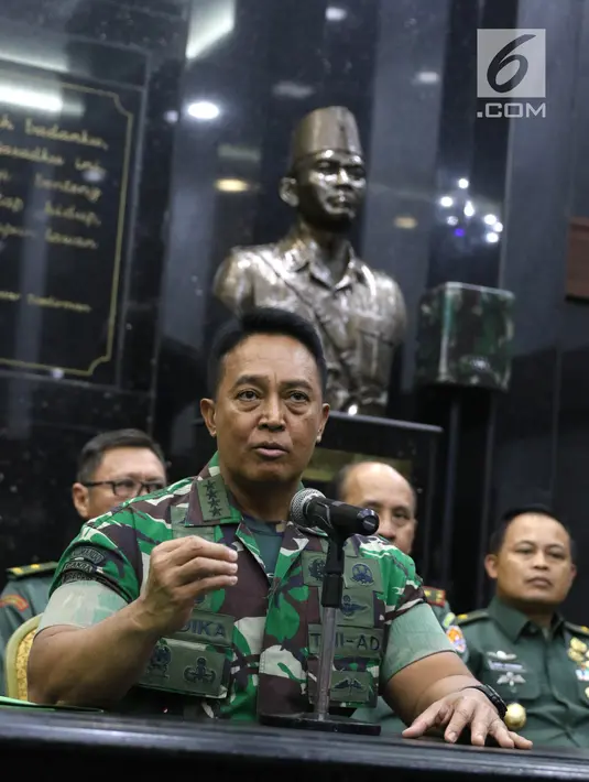 KSAD Jenderal TNI Andika Perkasa memberi keterangan pers terkait taruna Akademi Militer (Akmil) Enzo Zenz Allie di Mabes AD, Jakarta, Selasa (13/8/2019). Andika menyebut pihaknya tetap mempertahankan Enzo sebagai taruna Akmil setelah melakukan penelusuran lebih lanjut. (Liputan6 com/Angga Yuniar)