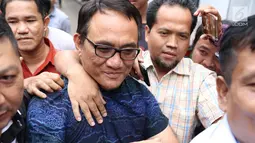 Politikus Partai Demokrat Andi Arief tiba di Gedung BNN, Cawang, Jakarta Timur, Rabu (6/3). Wasekjen Partai Demokrat tersebut datang mengenakan batik biru. (Liputan6.com/Immanuel Antonius)
