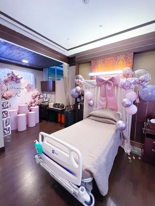 <p>Ini adalah ruang perawatan Syahrini di rumah sakit yang sudah dihiasi dengan dekorasi berwarna pink seusia jenis kelamin anak. (Foto: Instagram/ princessyahrini)</p>