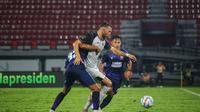 Penyerang Persija Jakarta Marko Simic dikawal dua pemain Madura United saat pertandingan Piala Presiden 2024 di Stadion Kapten I Wayan Dipta. (Alit Binawan/Bola.com)