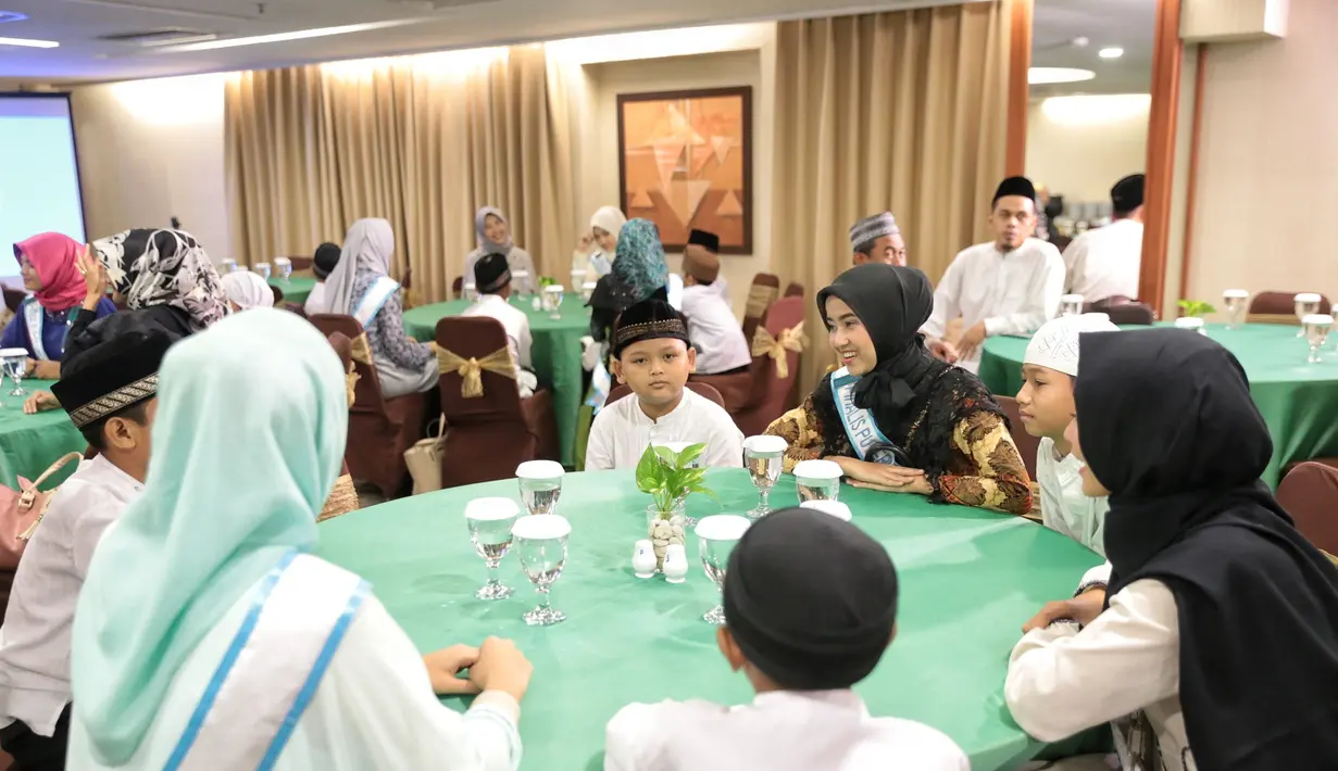 Salah satu kontestan asal Padang, Shaza Belladona mengungkapkan kebahagiaannya saat mendapat kesempatan bertemu dengan anak-anak itu. Ia sangat senang lantaran bisa berinteraksi langsung dengan mereka. (Adrian Putra/Bintang.com)