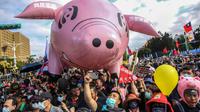 Orang-orang menghadiri pawai pro-buruh tahunan "Perjuangan Musim Gugur" untuk memprotes pencabutan pembatasan pada daging babi AS yang mengandung aditif pakan raktopamin di Taipei pada Minggu, 23 November 2020. (Foto: AFP)