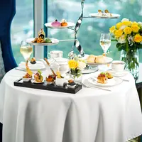 Melihat sajian afternoon tea yang diolah dari madu asli Indonesia (The Ritz-Carlton Jakarta, Pacific Place)