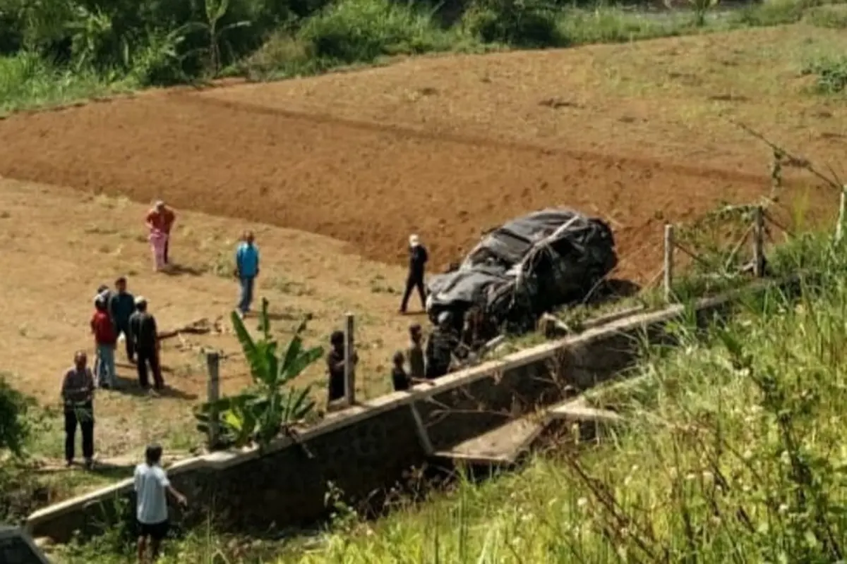 Mobil Pajero Terjun dari Tol Jagorawi ke Kebun