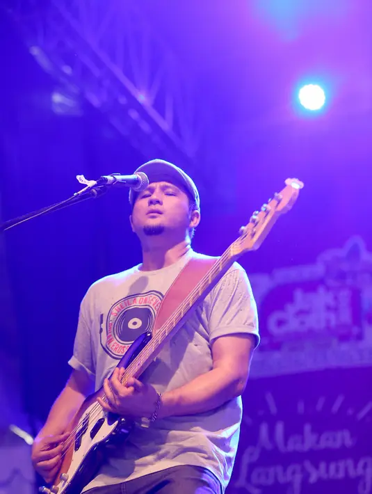 Adam sang bassist Sheila On 7 tampak sangat asyik dalam memberikan aksi terbaik kepada para penonton. Sheila On 7 membawakan sekitar 13 buah lagu di acara yang digelar di Gelora Bung Karno, Senayan, Jakarta ini. (Andy Masela/Bintang.com)
