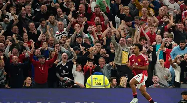 Pemain Manchester United, Joshua Zirkzee melakukan selebrasi usai mencetak gol pembuka saat pertandingan sepak bola Liga Premier Inggris melawan Fulham di stadion Old Trafford, Jumat 16 Agustus 2024. (AP Photo/Dave Thompson)