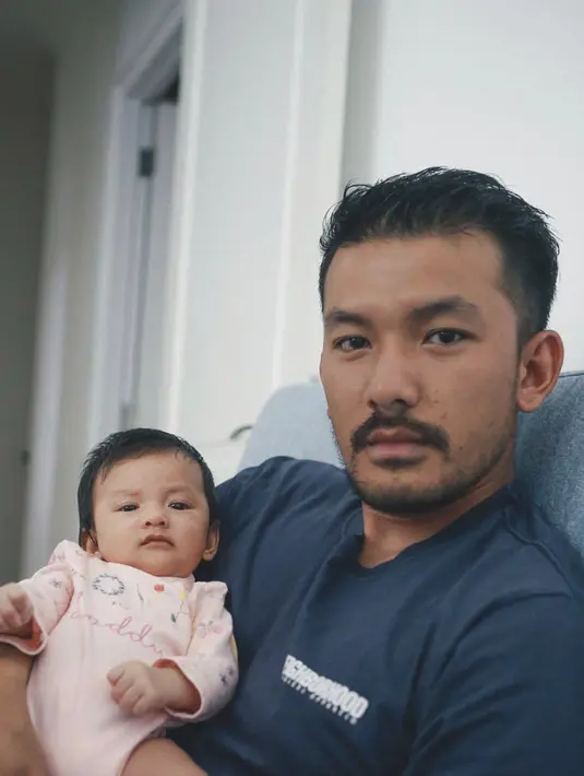 Sejak lahirnya Salma pada Juni 2017 lalu, kehidupan keluarga kecilnya bersama dengan Atiqah memang semakin berwarna. Rio pun semakin nyaman menjalani perannya sebagai seorang ayah. (Instagram/Riodewanto)