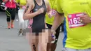 Salah satu peserta wanita di Herbalife Bali International Triathlon 2016 di Sanur, Bali, Minggu (14/8). (Liputan6.com/Made Anto)