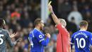 Pemain Everton, Cenk Tosun, mendapat kartu kuning saat melawan Leicester City pada laga Premier League di Stadion Goodison Park, Selasa (1/1). Leicester City menang 1-0 atas Everton. (AP/Peter Byrne)