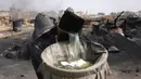 Metode Pirolisis merupakan suatu proses degradasi suatu material dengan suplai panas yang berjalan tanpa melibatkan oksigen atau dengan oksigen namun dengan jumlah sangat sedikit menghasilkan produk dalam bentuk padat, cair, dan gas. (BASHAR TALEB/AFP)
