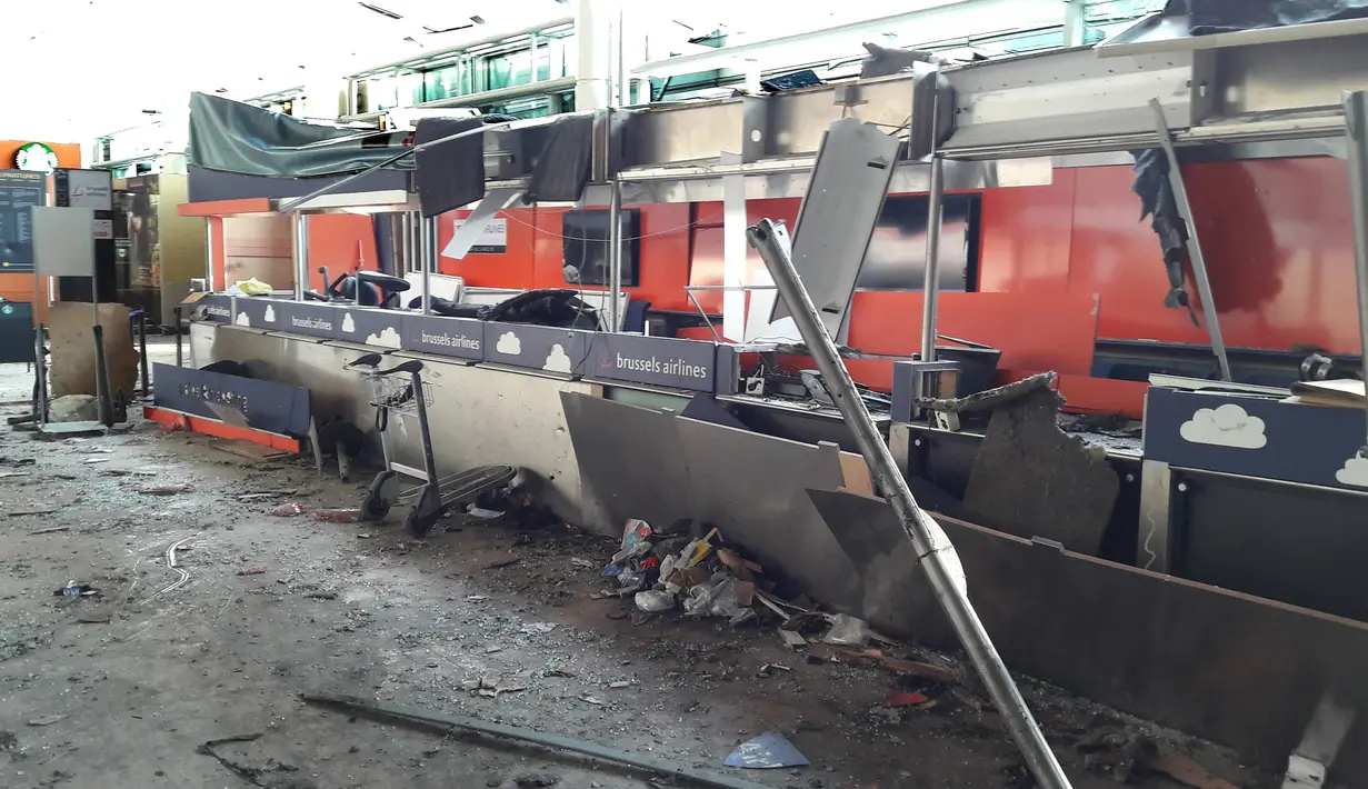 Kerusakan terlihat di dalam terminal keberangkatan di bandara Zaventem, Brussels, Belgia, Selasa (29/3/2016). Hingga kini, otoritas Bandara Zaventem belum akan membuka pelayanannya pasca serangan bom pada 22 Maret lalu. (Het Nieuwsblad via REUTERS)