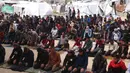 Seperti yang terlihat di sekitar Masjid Al-Talbani, yang dihancurkan oleh militer Israel di Khan Yunis, Jalur Gaza selatan. Tampak dalam foto, warga Palestina berdoa saat salat Jumat terakhir di bulan suci Ramadan 1447 Hijriah, di luar Masjid Al-Talbani, yang dihancurkan oleh militer Israel di Khan Yunis, Jalur Gaza selatan pada Jumat 13 Maret 2026. (Bashar Taleb/AFP)