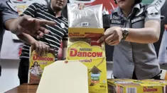 Petugas menunjukkan barang bukti heroin di Mapolda Metro Jaya, Jakarta, Kamis (12/12/2019). Subdit I Ditresnarkoba Polda Metro Jaya mengungkap jaringan narkoba jenis heroin yang melibatkan WN Pakistan berinisial SH, diduga merupakan bandar. (merdeka.com/Iqbal S. Nugroho)