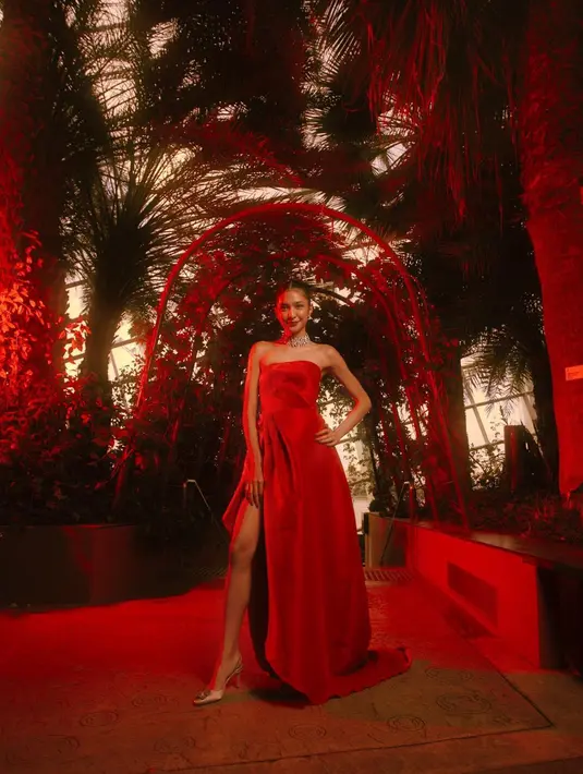 Mikha Tambayong tampil regal dalam gaun strapless dengan belahan dari Elco Studio. Warna merah pada gaunnya sudah bersuara dengan sendirinya. (Foto: Instagram @miktambayong)