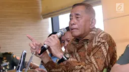 Menteri Pertahanan, Ryamizard Ryacudu saat memberi keterangan di Jakarta, Senin (14/5). Pihak Kemenhan telah menyiapkan dua strategi menanggapi gugatan Avanti Communications, yakni melalui jalur nonlitigasi dan litigasi. (Liputan6.com/Helmi Fithriansyah)