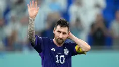Pemain Argentina Lionel Messi melambaikan tangan kepada para penggemar setelah melawan Polandia pada pertandingan sepak bola Grup C Piala Dunia 2022 di Stadion 974, Doha, Qatar, 30 November 2022. Argentina lolos ke babak 16 besar Piala Dunia 2022 dengan status juara Grup C usai mengalahkan Polandia 2-0. (AP Photo/Jorge Saenz)