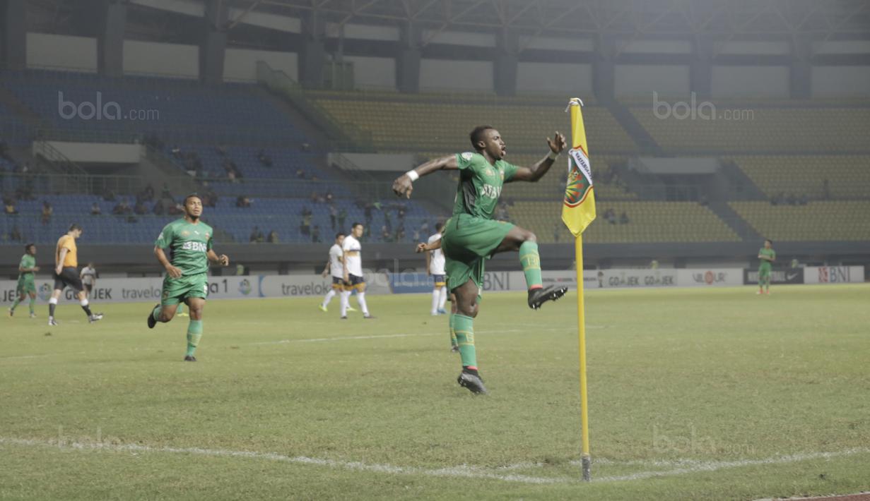 Selebrasi pemain Bhayangkara FC, Guy Junior usai mencetak gol ke gawang Persela Lamongan pada lanjutan Liga 1 2017 di Stadion Patriot, Bekasi, (27/10/2017). Bhayangkara menang 3-1. (Bola.com/Rizal Febriyansyah)