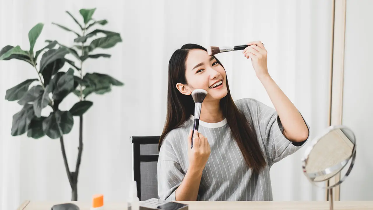Trik Makeup Anti Pecah untuk Samarkan Garis Senyum, Hasilnya Dijamin Flawless!