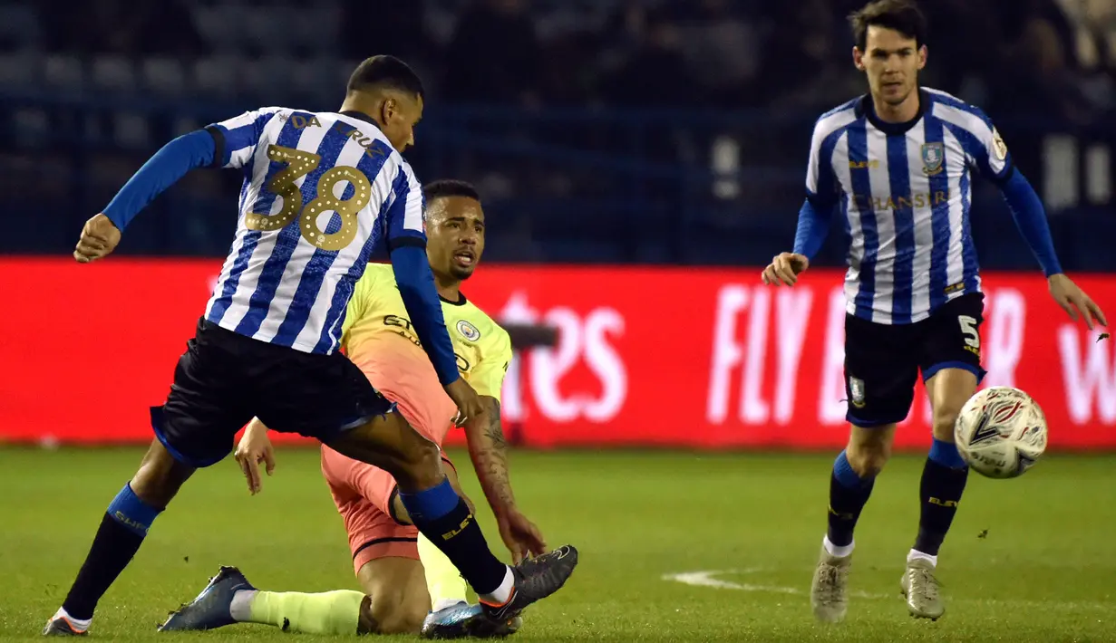 Striker Manchester City, Gabriel Jesus, berebut bola dengan pemain Sheffield Wednesday, Alessio da Cruz pada putaran kelima Piala FA di Hillsborough, Rabu (4/3/2020).Sempat kesulitan, Manchester City akhirnya menang tipis 1-0 atas Sheffield Wednesday lewat gol Sergio Aguero. (AP/Rui Vieira)