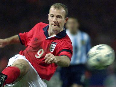 Alan Shearer membukukan waktu 2 menit 14 detik ketika mencetak gol melawan Jerman. Sayangnya gol ini tak dapat mengantarkan Inggris karena harus kalah di drama adu pinalti. (Foto: AFP/Adrian Dennis)