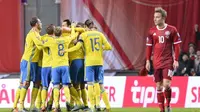Para pemain Swedia merayakan gol ke gawang Denmark pada leg kedua play-off Piala Eropa 2016 di Parken Stadium, Kopenhagen, Rabu (18/11/2015) dini hari WIB. (AFP PHOTO / Jonathan Nackstrand)