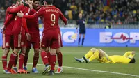 Para pemain Spanyol merayakan gol Mario Gaspar ke gawang Ukraina dalam lanjutan kualifikasi Piala Eropa 2016 Grup C, Selasa (13/10/2015). (Liputan6.com/REUTERS/Valentyn Ogirenko)