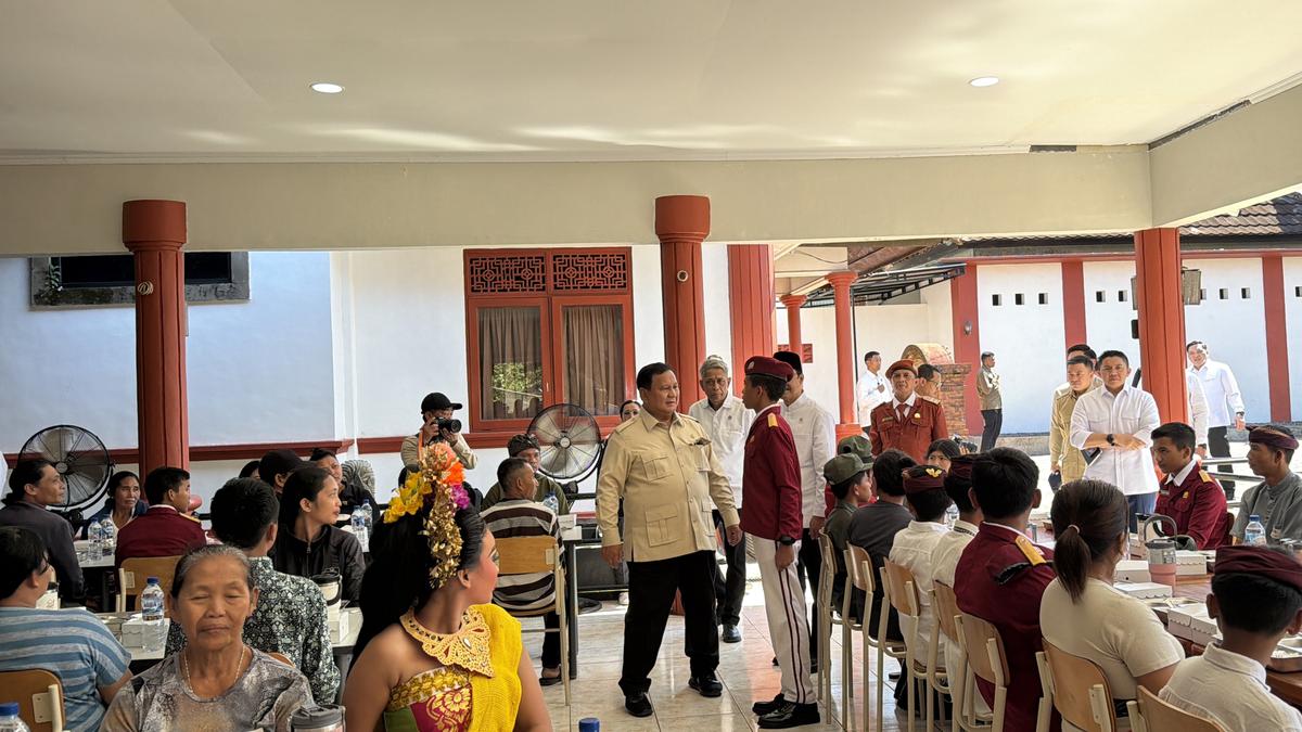 Momen Prabowo Makan Siang Bersama Siswa Sekolah Rakyat Bali 