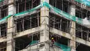 Pekerja beraktivitas di kawasan proyek pembangunan Apartemen Meikarta di Cikarang, Kabupaten Bekasi, Jawa Barat, Jumat (12/4). Sejak diluncurkan 17 Agustus 2017 lalu Meikarta secara cepat melakukan pembangunan dan kini sudah ada 28 tower yang sudah dibangun secara serentak (Liputan6.com/Johan Tallo)