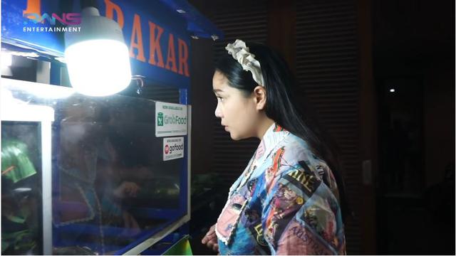 6 Momen Nagita Slavina Cicipi Nasi Bakar Melati Eks JKT48, Lontarkan Pujian