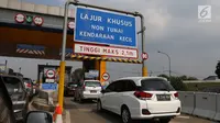 Pengendara melintas memasuki gerbang tol transaksi non tunai di pintu masuk tol ruas Tangerang, Banten, Rabu (17/7/2019). Pembayaran tarif tol nantinya akan menggunakan Radio Frequency Identification (RFID) berupa aplikasi FLO yang tertempel pada kendaraan. (Liputan6.com/Angga Yuniar)