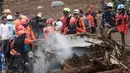 Dari jumlah tersebut, 23 orang dinyatakan selamat. Tampak dalam foto, tim penyelamat mencari korban tanah longsor di Desa Pasirlangu, Kecamatan Cisarua, Kabupaten Bandung Barat, Jawa Barat pada Minggu 25 Januari 2026. (Timur Matahari/AFP)