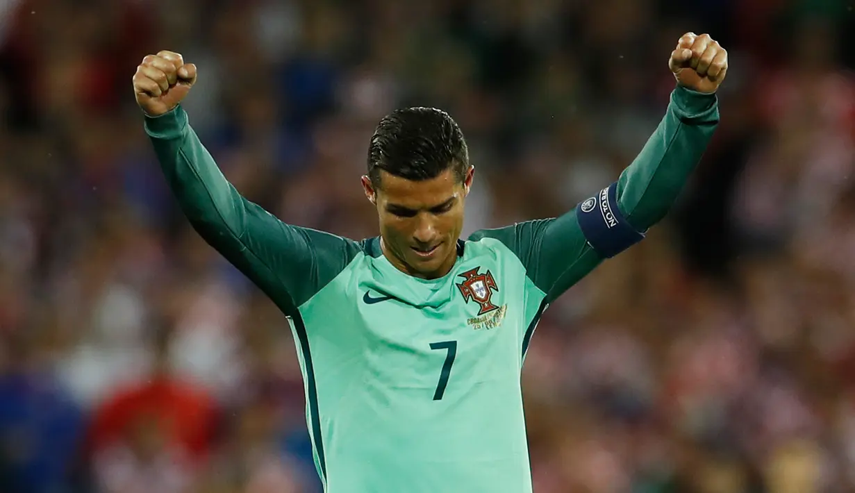 Penyerang Portugal,  Cristiano Ronaldo mengepalkan kedua tangannya usai pertandingan babak 16 besar piala Eropa 2016 di  Stade Bollaert, Lens , Prancis, (26/6). Portugal melaju ke babak 8 besar piala Eropa 2016. (REUTERS/Lee Smith)