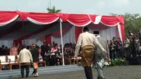 Jokowi-Prabowo bergandeng tangan turun panggung usai deklarasi damai Pemilu 2019.
