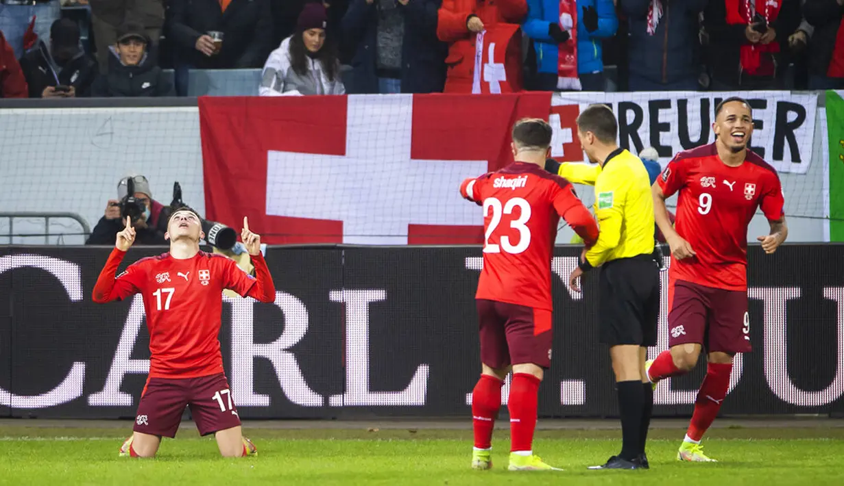 Pemain Swiss Ruben Vargas (kiri) merayakan gol dengan rekan setimnya Xherdan Shaqiri (tengah) dan Noah Okafor (kanan) pada pertandingan sepak bola kualifikasi Piala Dunia 2022 di Stadion Swissporarena, Lucerne, Swiss, 15 November 2021. Swiss menang 4-0. (Urs Flueeler/Keystone via AP)
