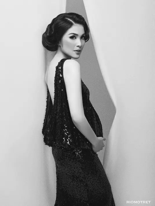 Sandra Dewi terlihat begitu cantik menawan saat ia memamerkan kehamilannya. Ia tampak cantik dengan gaun panjang. (Foto: instagram.com/sandradewi88)